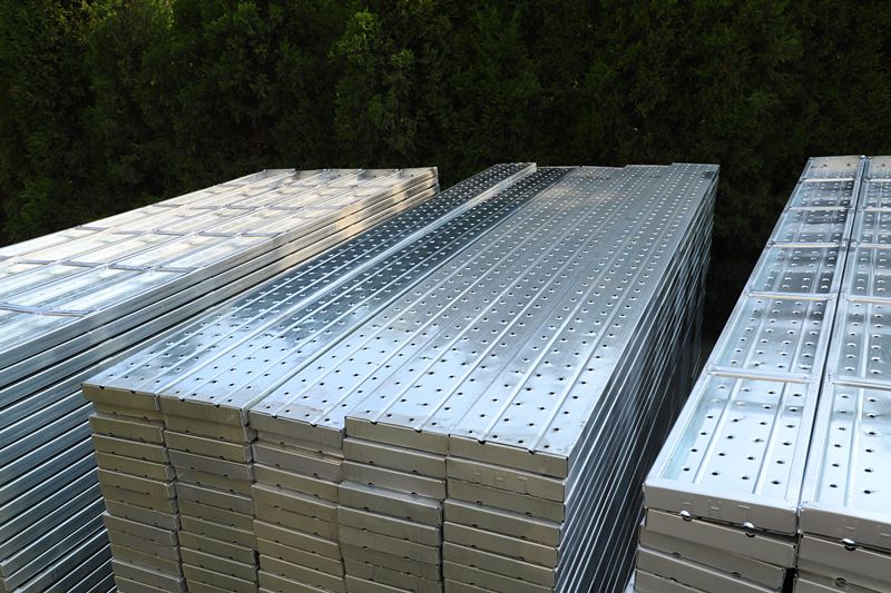 镀锌钢跳板的诞生起源于在基本建设工程中贯彻执行以钢代木,发展以钢