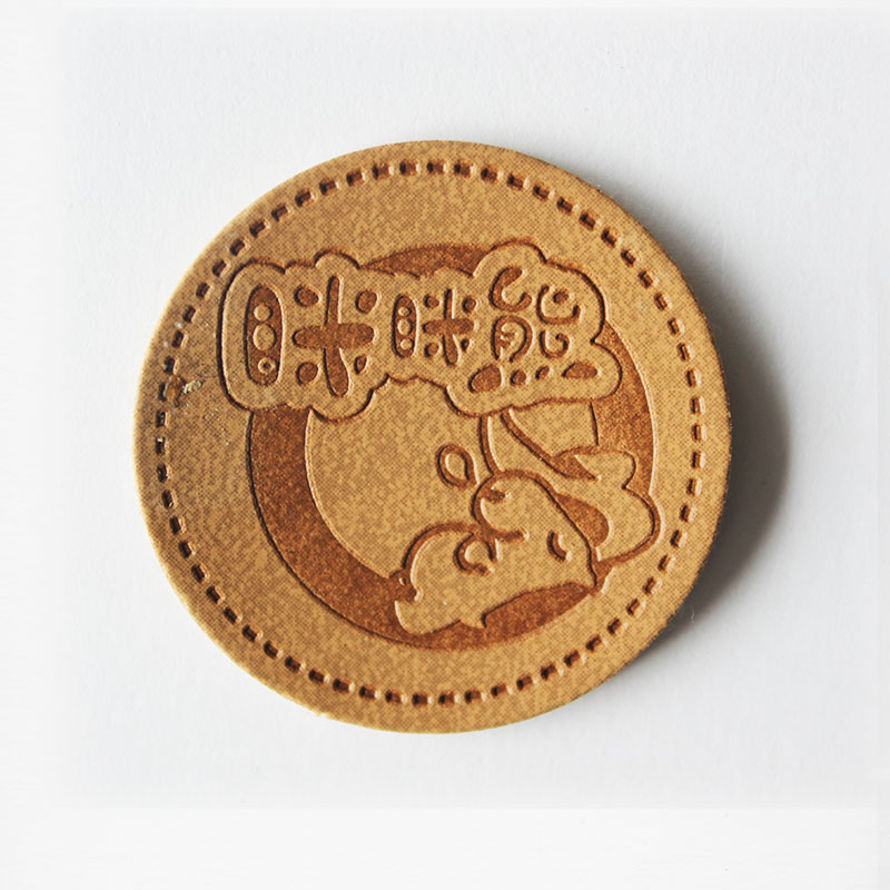 供应定制牛仔裤后腰皮标   烫金三角皮标  PVC服装箱包皮标辅料